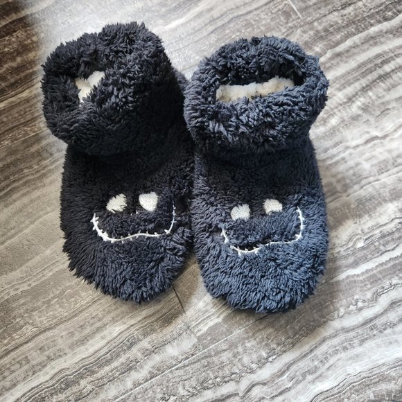 Disney Brand fluffy warm slippers size 7/8 women's - Picture 1 of 3